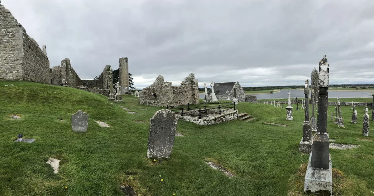 Irland Roadtrip: die Ruine des einst bedeutenden Klosters Clonmacnoise