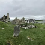 Irland Roadtrip: die Ruine des einst bedeutenden Klosters Clonmacnoise