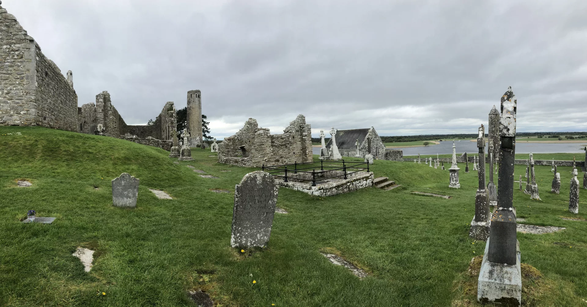 Irland Roadtrip: die Ruine des einst bedeutenden Klosters Clonmacnoise