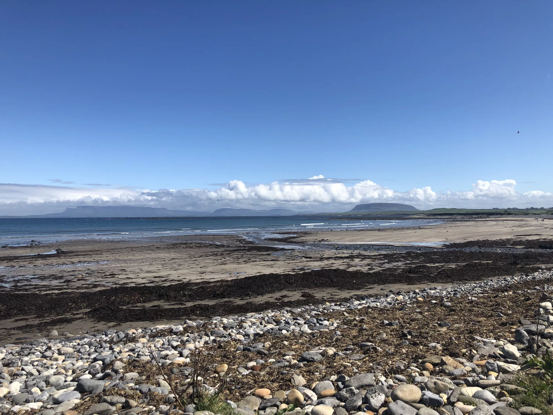 Irland Roadtrip: Strandspaziergang in Templeboy mit Ben Bulben in der Ferne