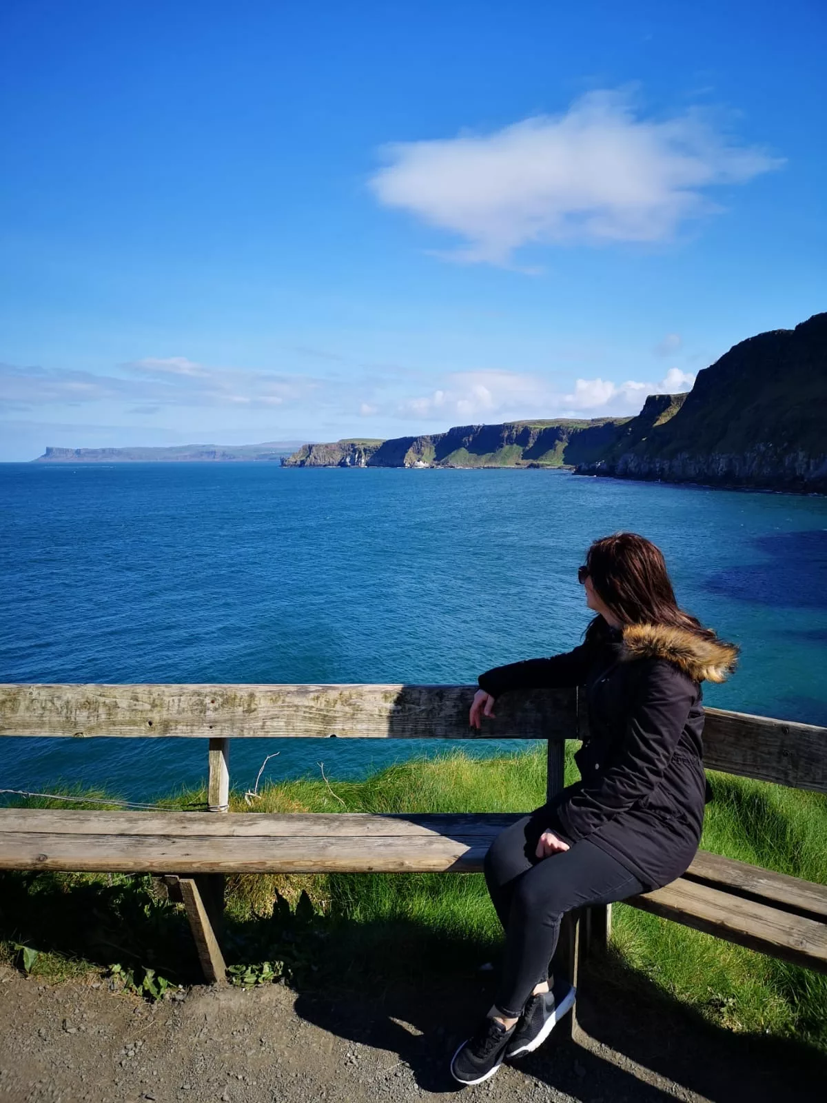 Von Carrick-A-Rede genießt du eine schöne Aussicht auf die Küste Nordirlands Irland Roadtrip: Aussicht auf die Küste Nordirlands von Carrick-A-Rede