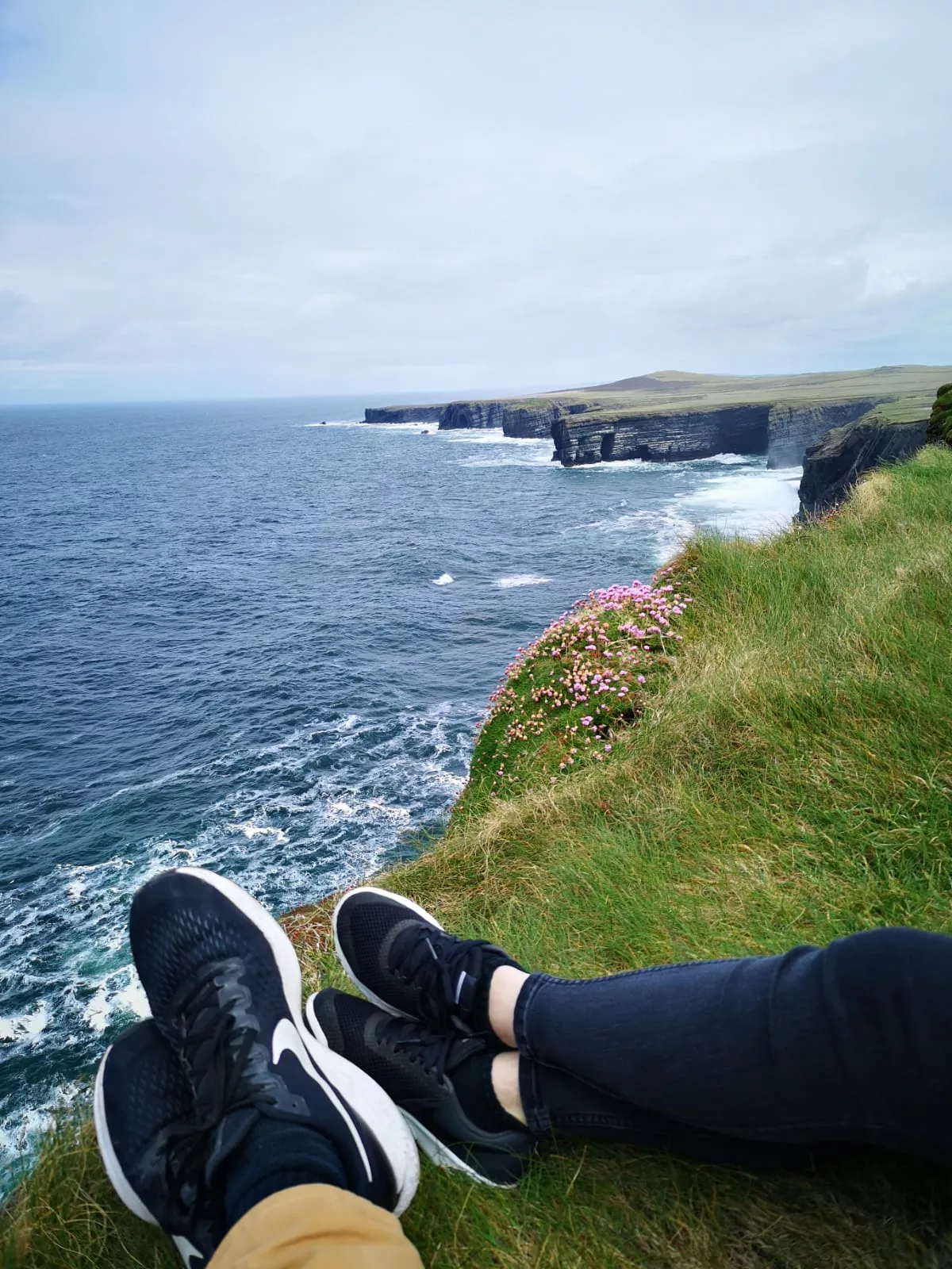 Typisch Irland: grüne Wiesen, steile Klippen, frischer Atlantikwind und Ruhe Irland Roadtrip: Loop Head am Wild Atlantic Way