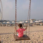 Schaukeln mit Aussicht direkt am Strand des JBR Beach