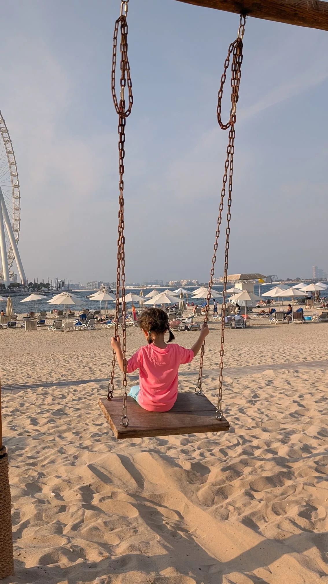 Schaukeln mit Aussicht direkt am Strand des JBR Beach