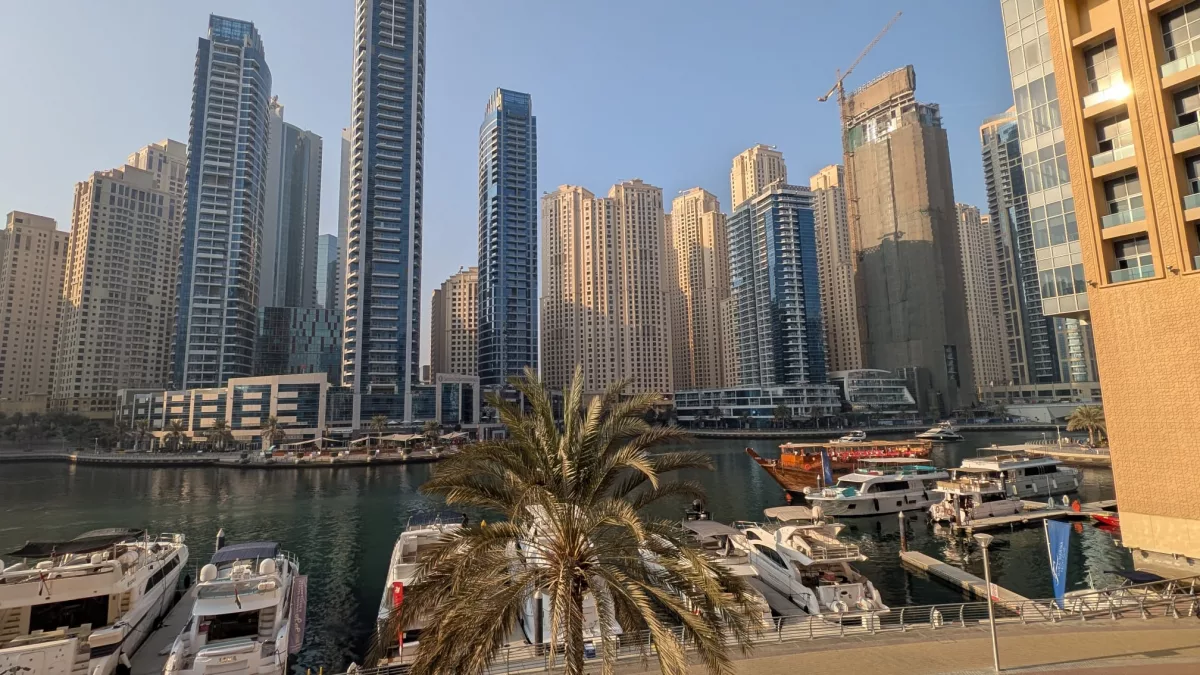 Dubai Marina mit Hochhäusern und Booten