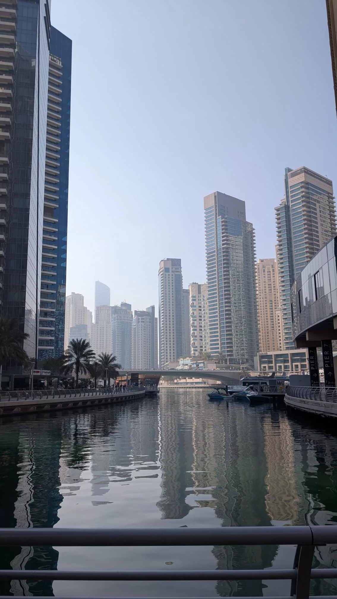 Blick auf die Hochhäuser der Dubai Marina über das Wasser