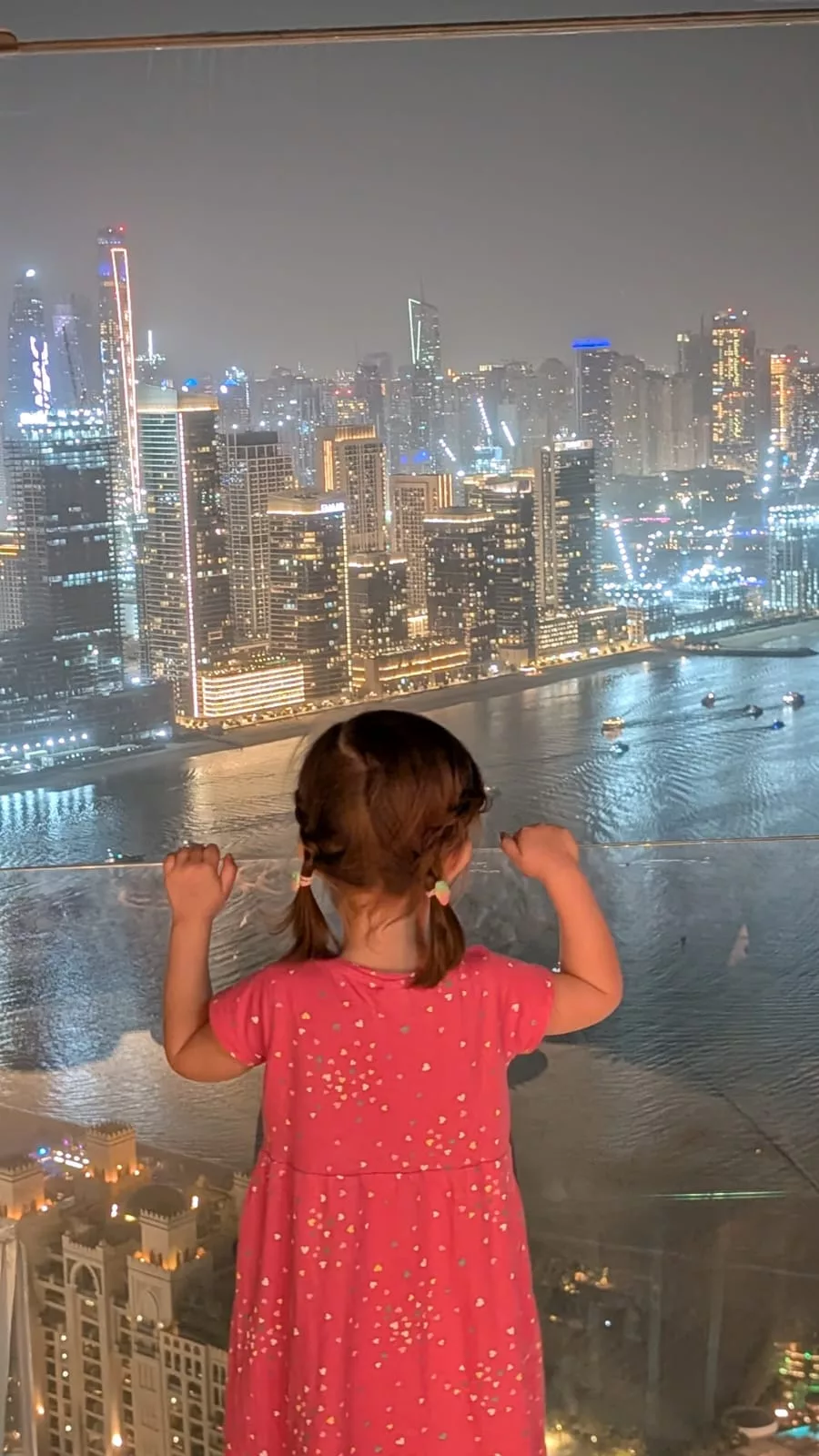 Aussicht bei Dunkelheit auf die glitzernden Lichter von Dubai