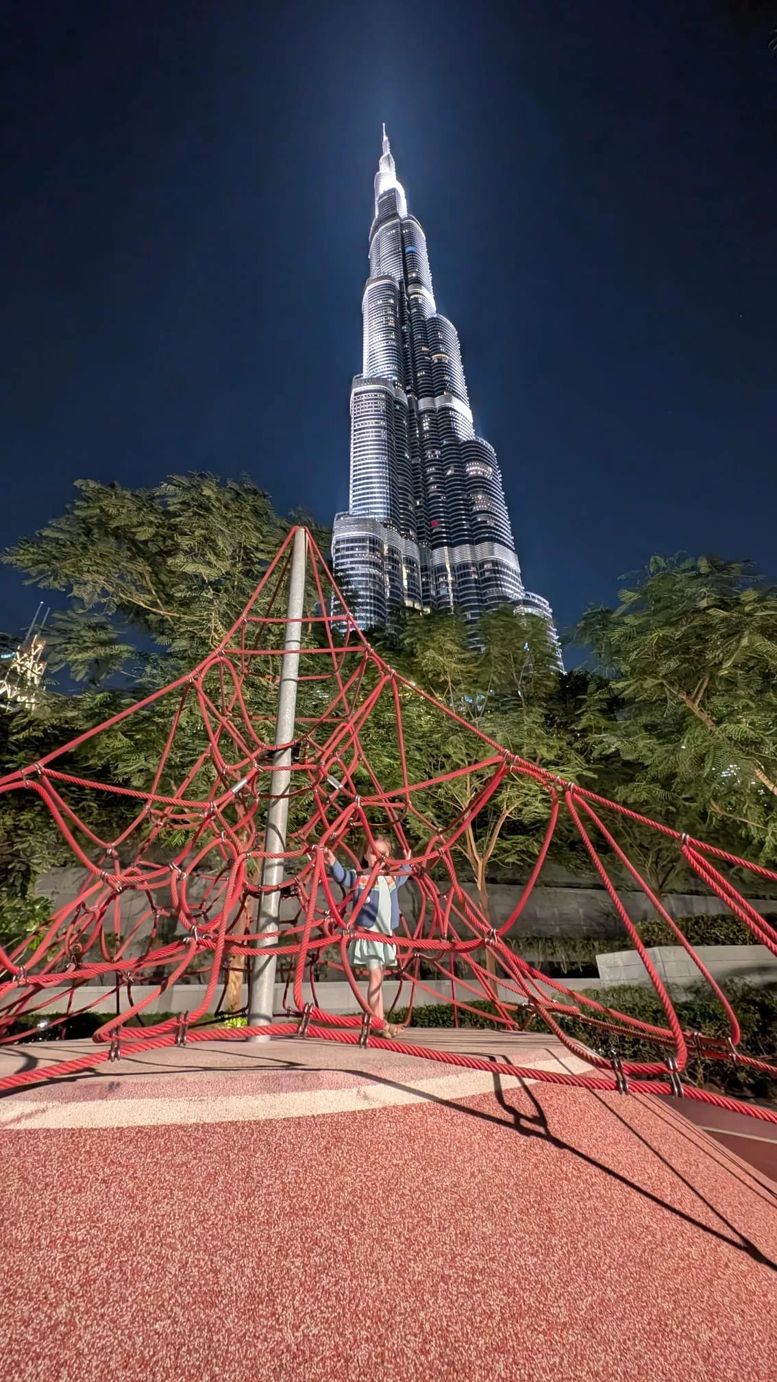 Spielplatz vor dem Burj Khalifa in Dubai
