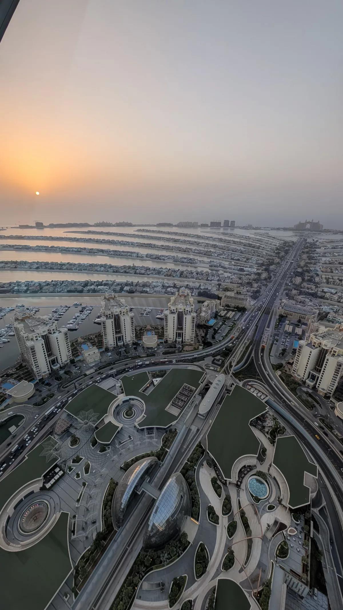 The Palm Dubai von oben bei Sonnenuntergang