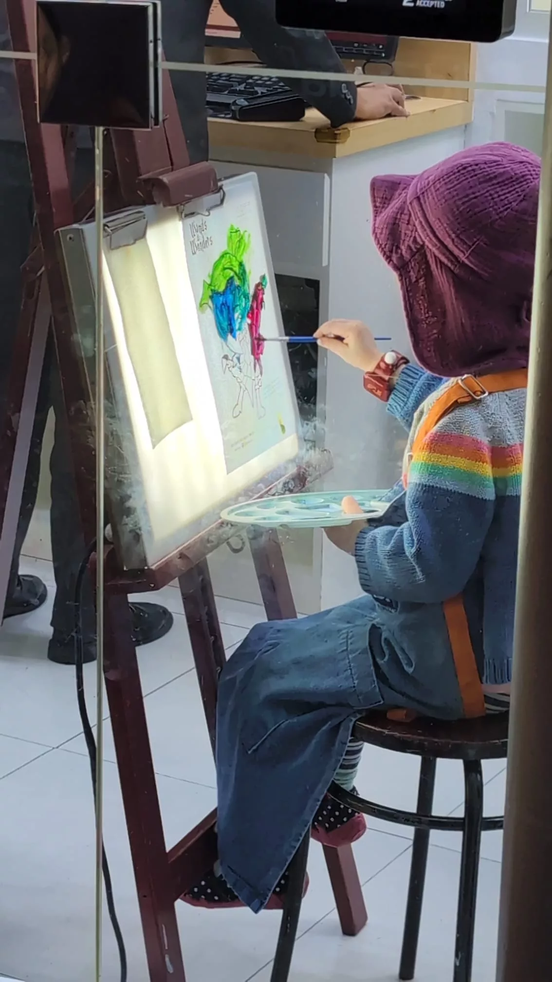 Mit Farbe und Pinsel auf Leinwand malen im Kidzania Dubai