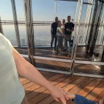 Familienfoto auf dem Burj Khalifa in Dubai