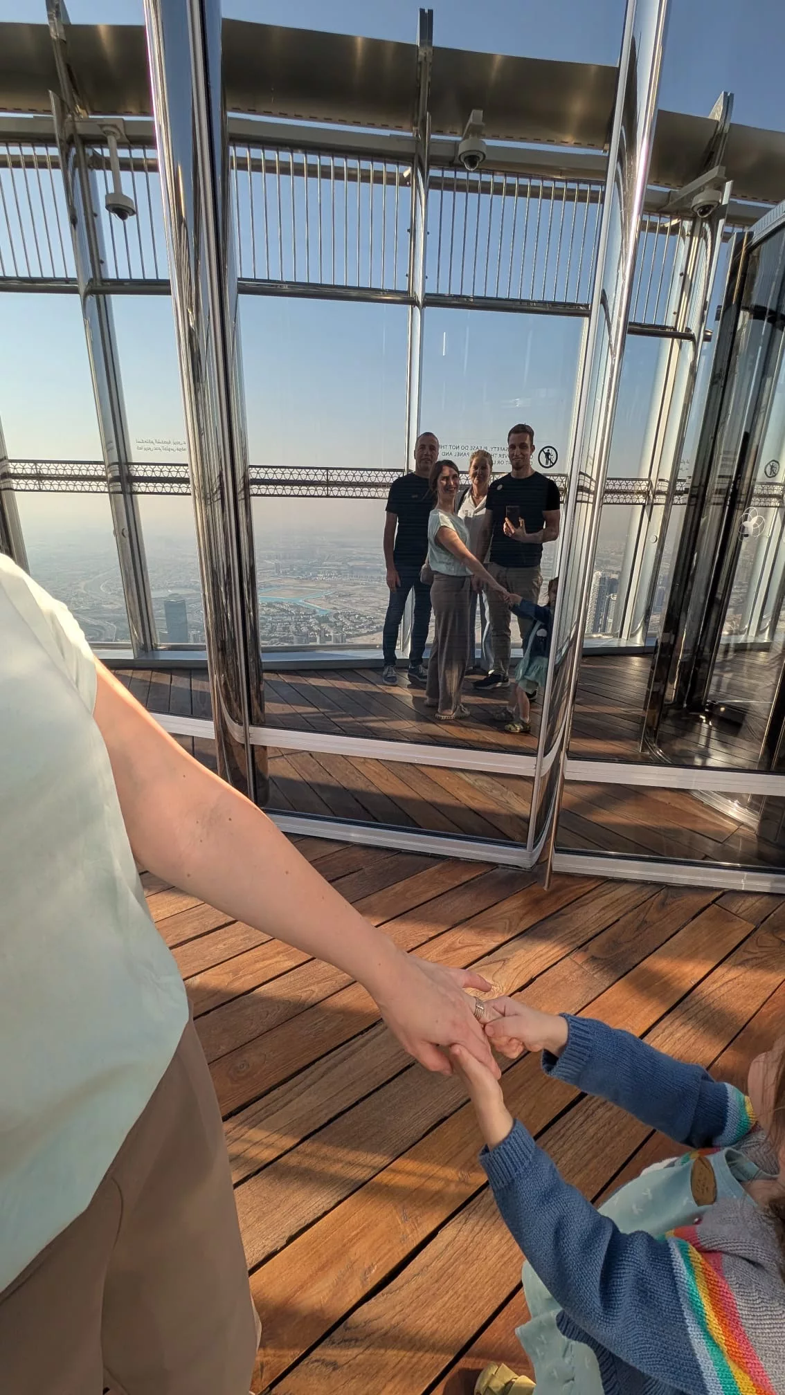 Familienfoto auf dem Burj Khalifa in Dubai