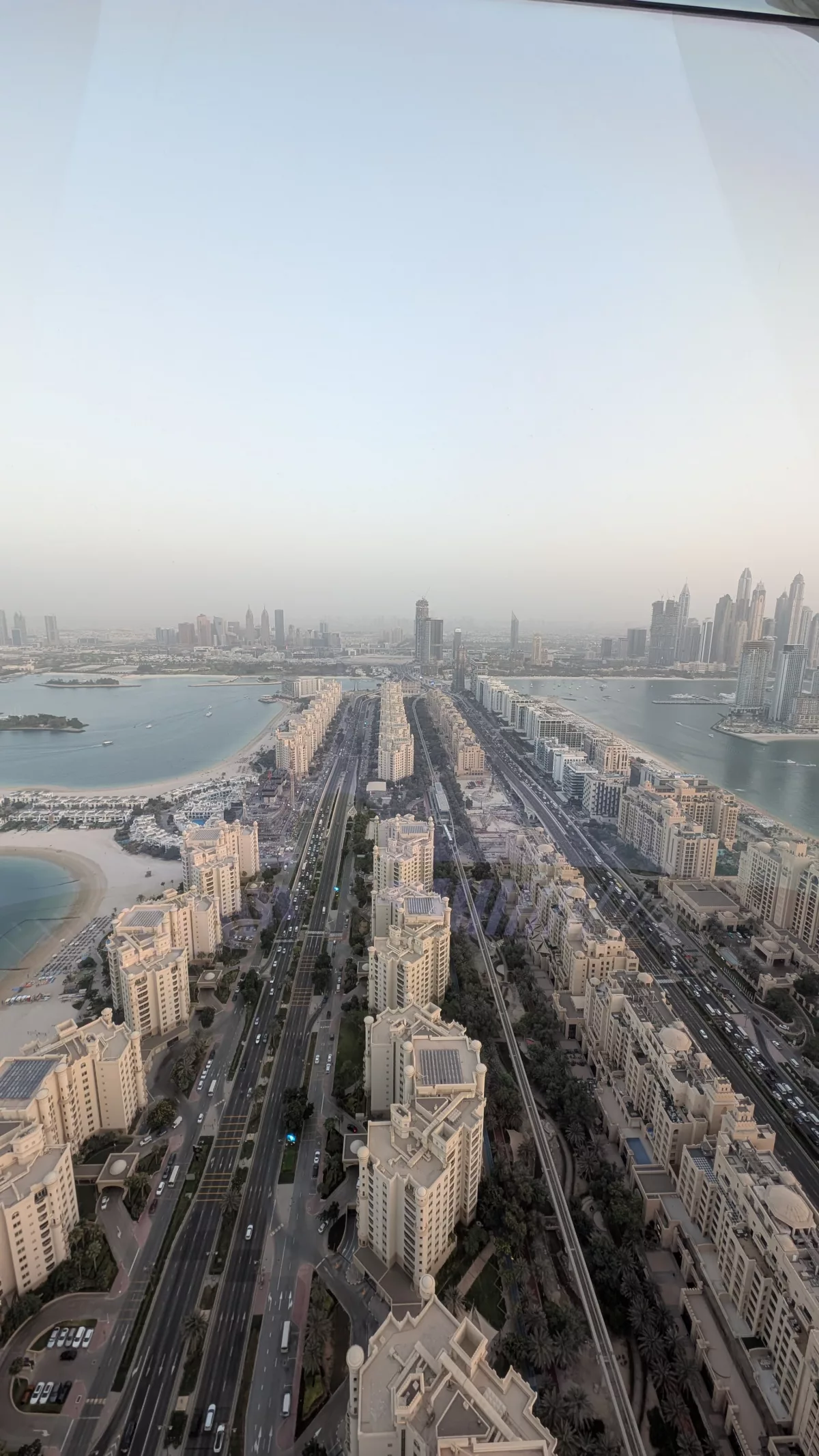 Blick Blick auf die Palm Jumeirah Road in Richtung Stadt von oben