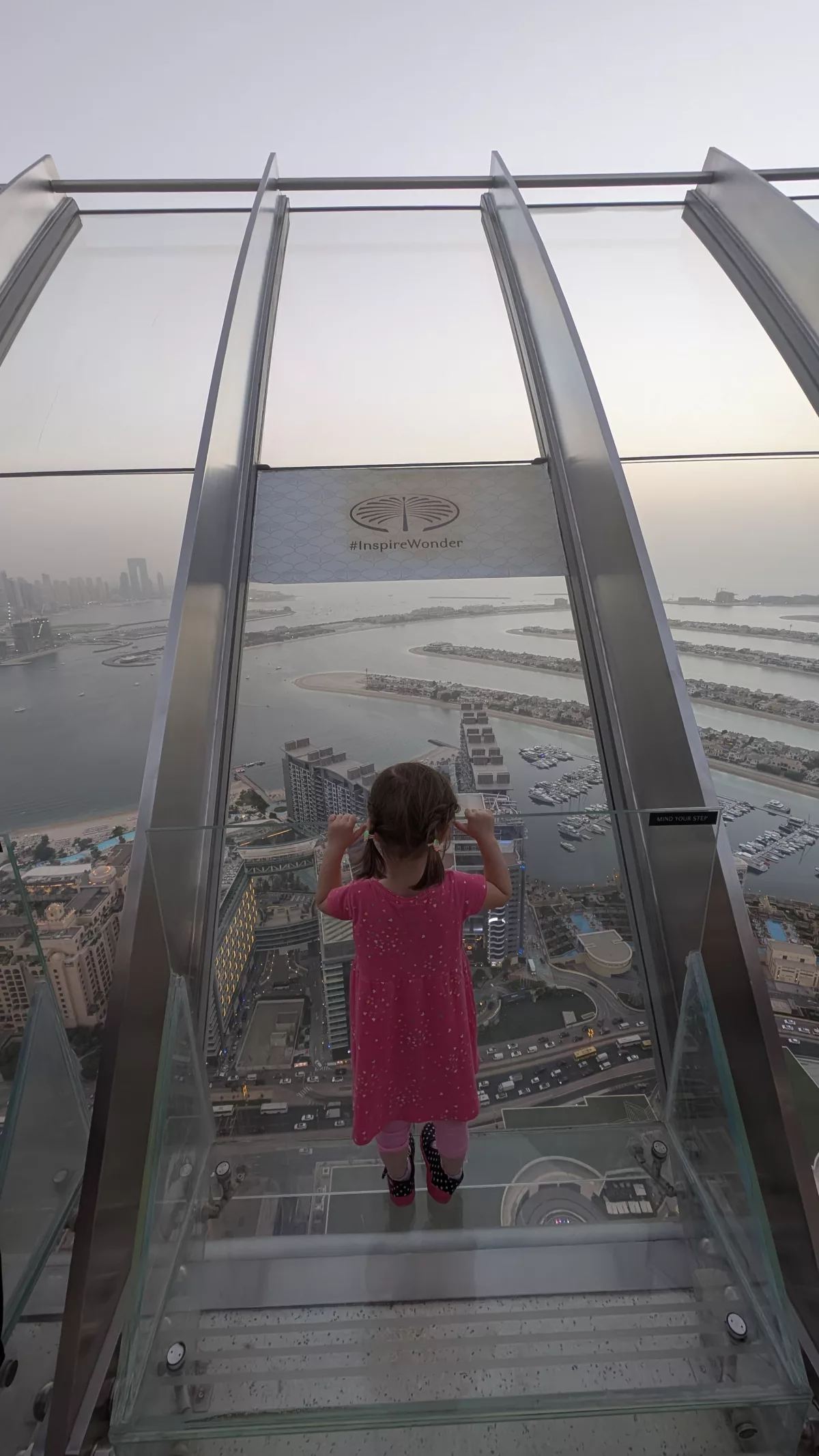 Schräge Glaswände und unsichtbare Treppen für die beste Aussicht auf der View at the Palm in dubai