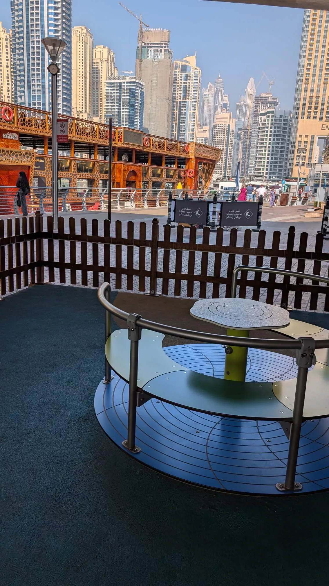 Spielplatz mit Karussel an der Dubai Marina