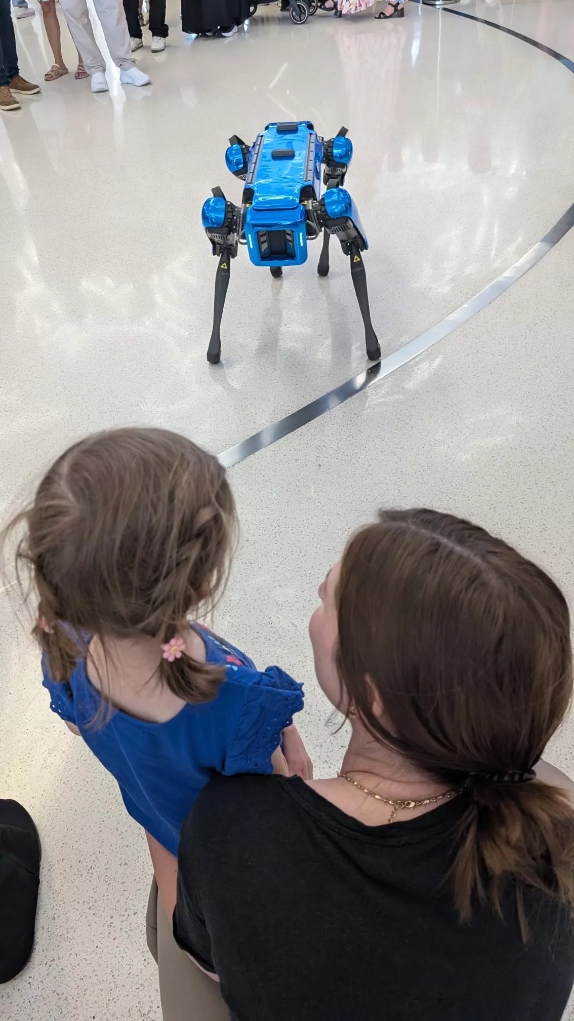 verschiedene roboter in der lobby des Museum of the future interagieren sogar mit den Besuchern