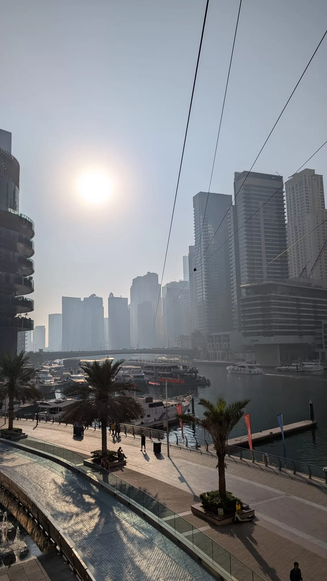 Aussicht auf die Zipline von der Terrasse des Restaurants L'Eto in der Marina Mall