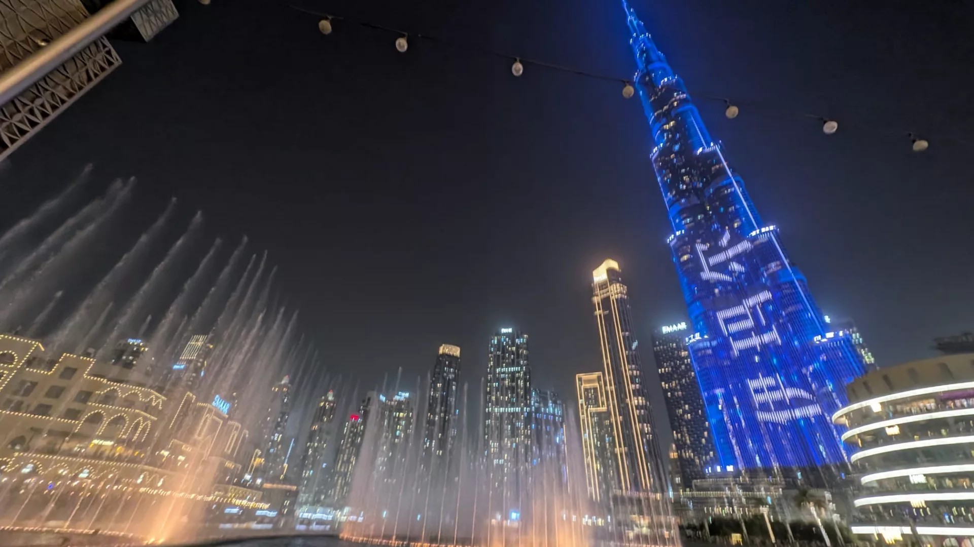 Fountain Show im Springbrunnen vor dem Burj Khalifa in Dubai