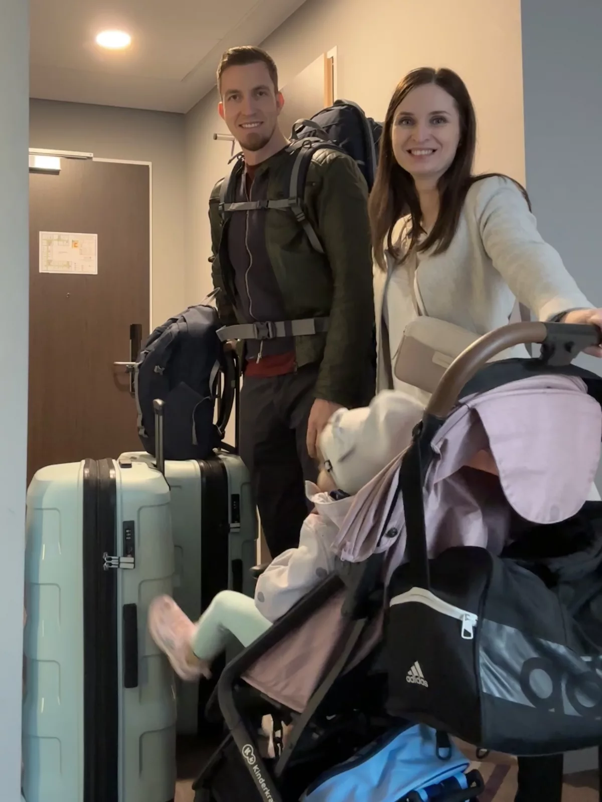 Familienfoto inklusive Gepäck zum Start unserer Weltreise