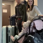 Familienfoto inklusive Gepäck zum Start unserer Weltreise
