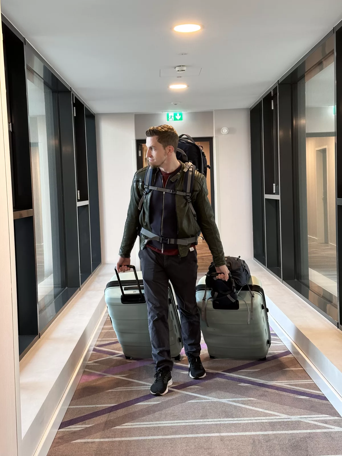 Oli trägt unser gesamtes Gepäck für die Weltreise