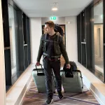 Oli trägt unser gesamtes Gepäck für die Weltreise