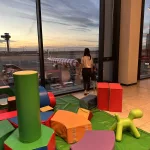Spielplatz im Flughafen BER mit Ausblick auf das Vorfeld (Flugzeuge und Tower)