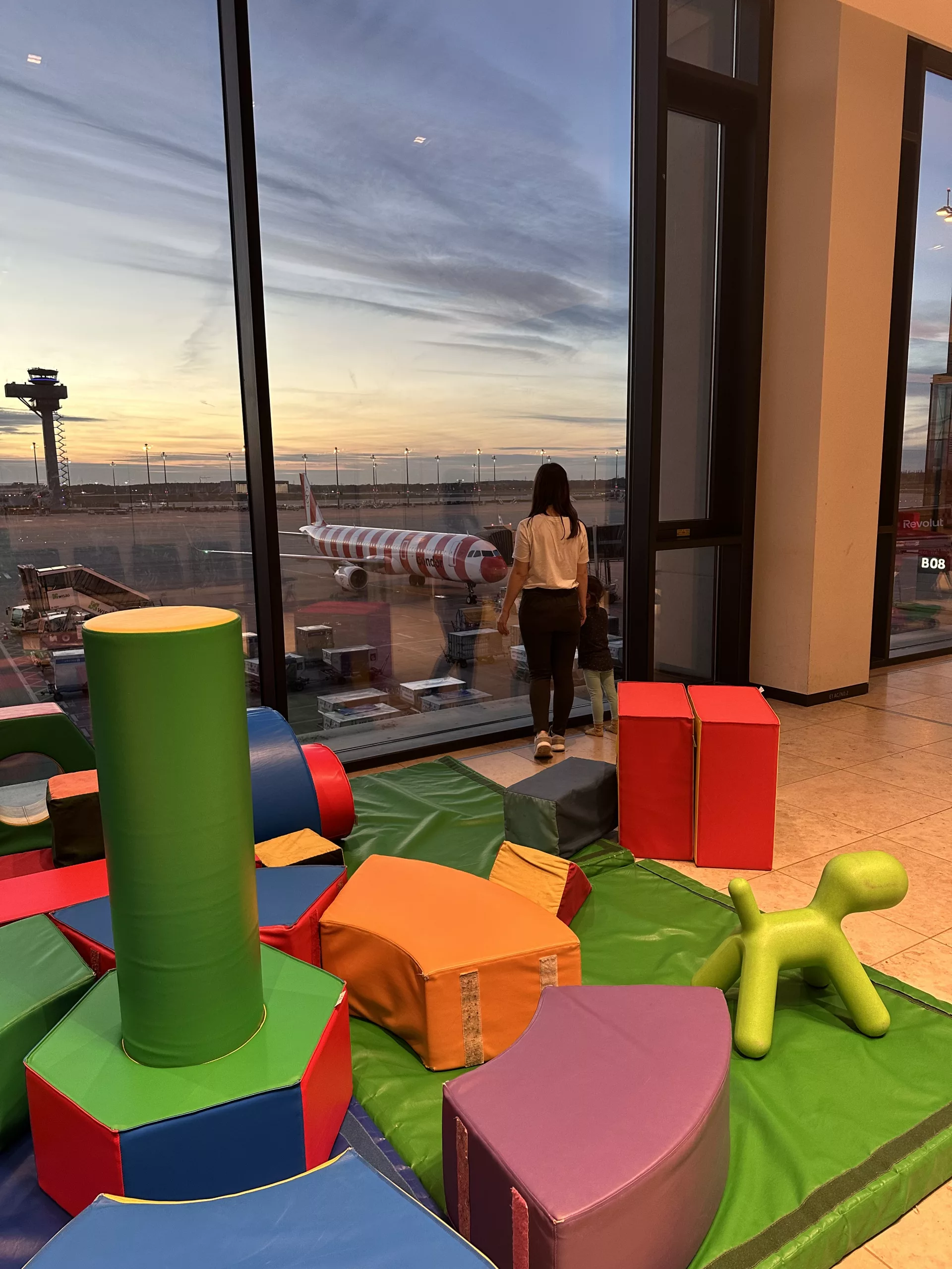 Spielplatz im Flughafen BER mit Ausblick auf das Vorfeld (Flugzeuge und Tower)