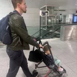 Am Flughafen München sind wir mit Leih-Buggy unterwegs zum Flugzeug