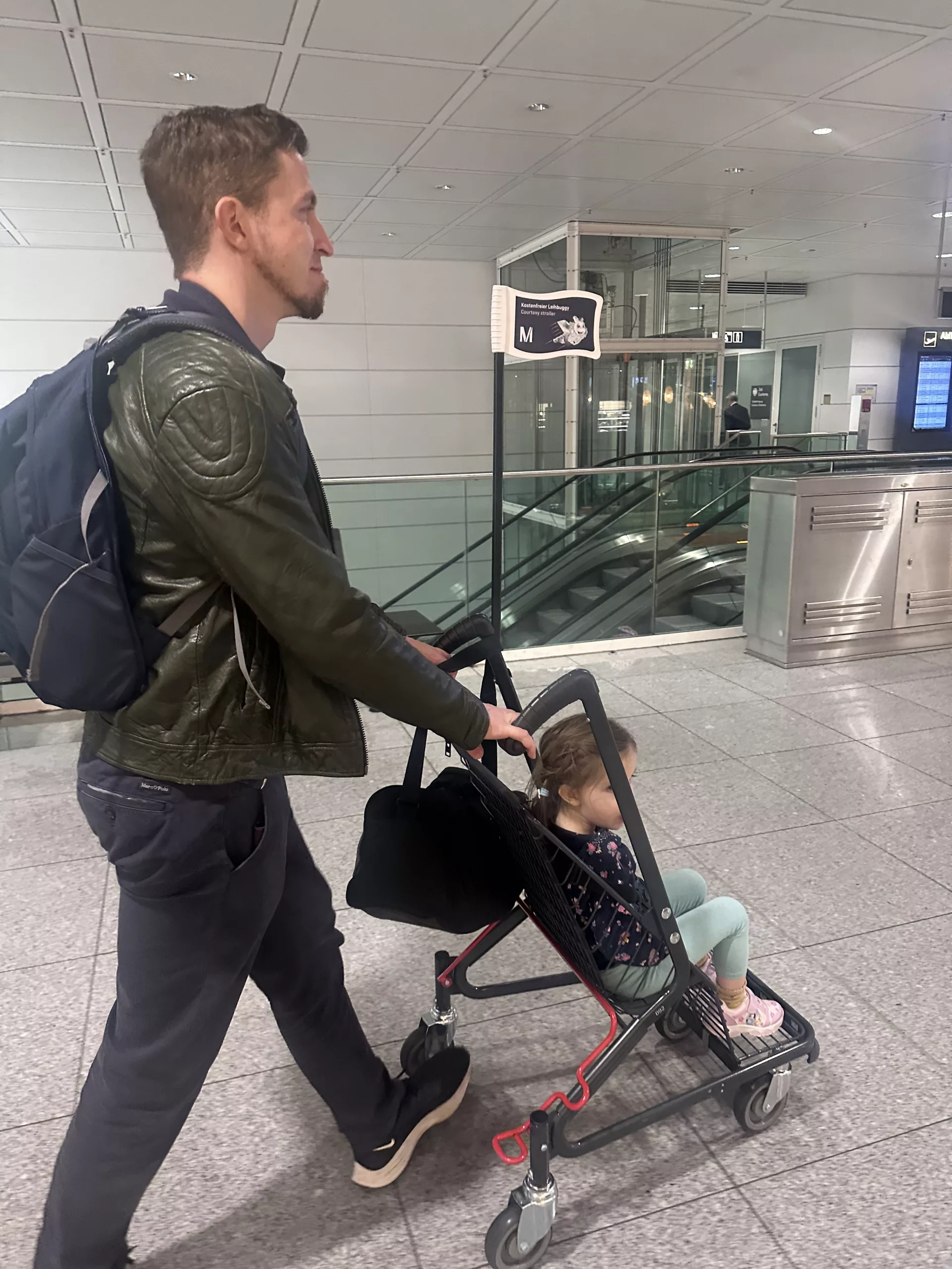 Am Flughafen München sind wir mit Leih-Buggy unterwegs zum Flugzeug