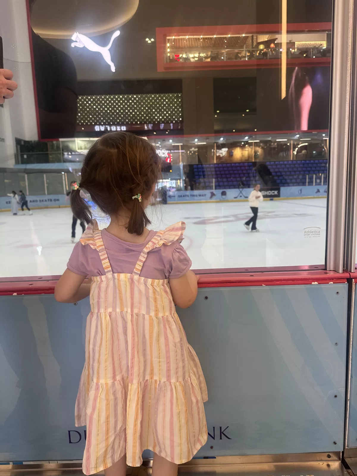 Eisläufer beobachten an der Dubai Mall Ice Rink