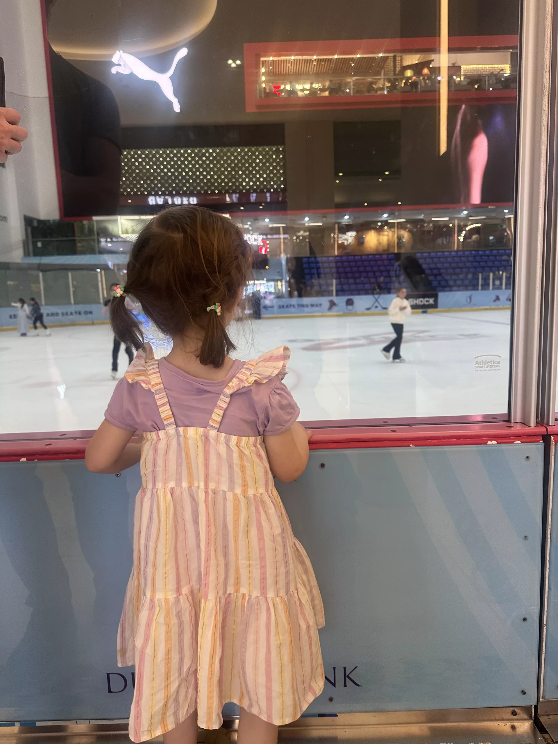 Eisläufer beobachten an der Dubai Mall Ice Rink