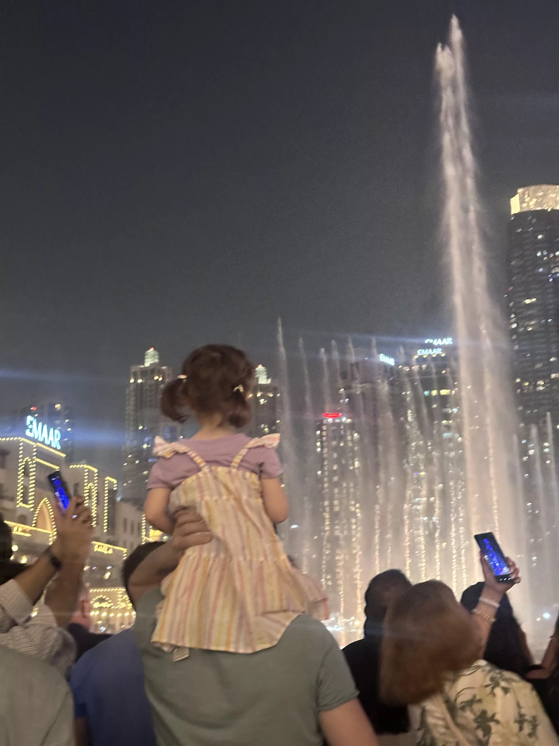 Perfekter Blick von Papas Schultern aus auf die Fountain Show vor dem Burj Khalifa