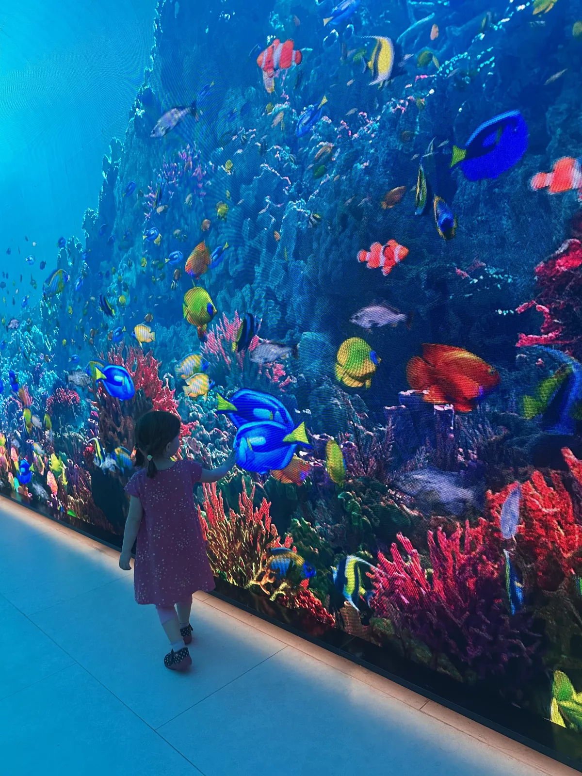 Digitaler Unterwassertunnel auf dem Weg zur Aussichtsplattform the View at the Palm dubai