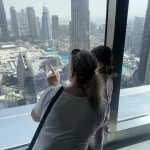 Oma und Enkelin schauen sich die Hochhäuser in Dubai von oben an