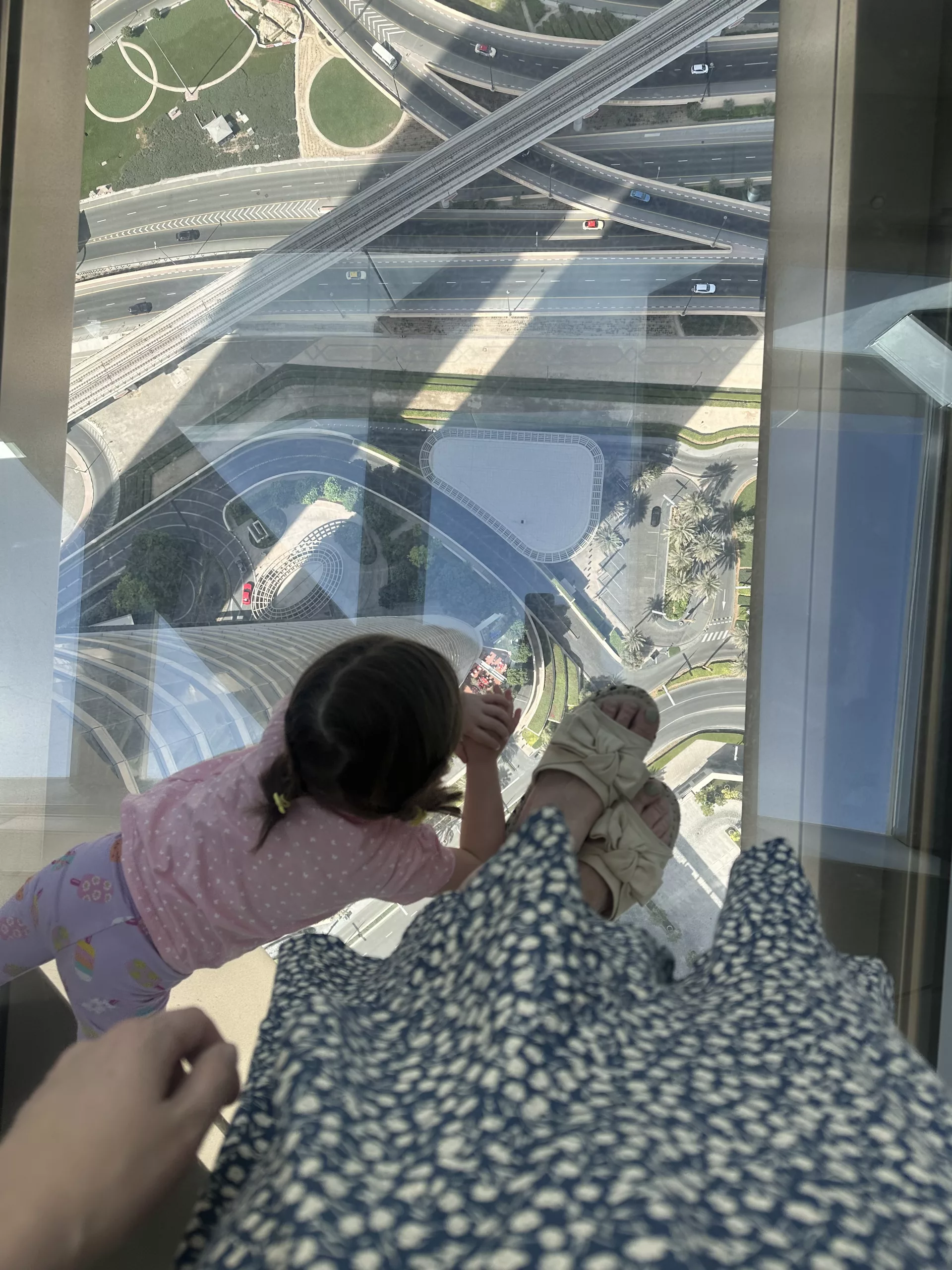 Autos beobachten durch den Glasboden des Sky Views Observatory Aussichtsdecks Dubai
