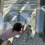 Die vielen Autos auf Dubais Straßen lassen sich am besten durch den Glasboden im Sky View Observatory beobachten