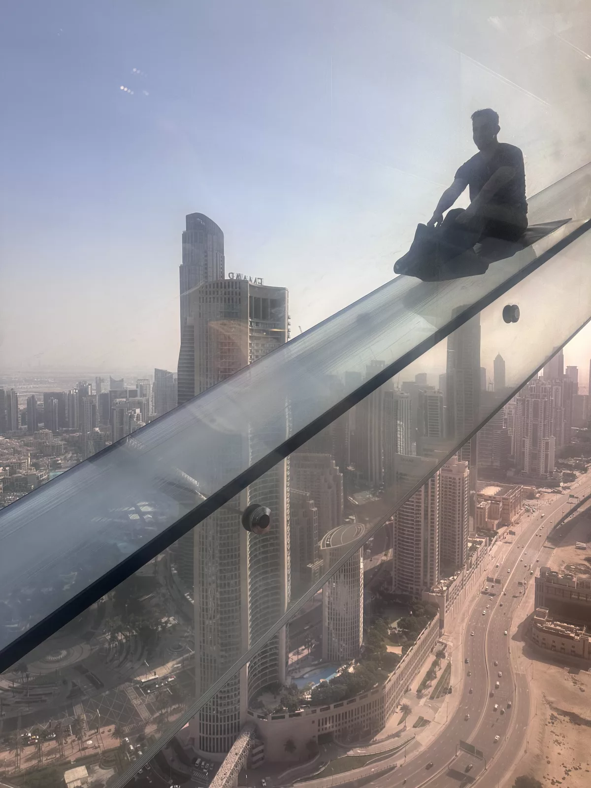 Oli auf der Glasrutsche des Sky View Observatory in Dubai