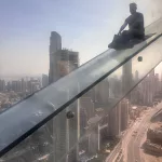 Oli auf der Glasrutsche des Sky View Observatory in Dubai