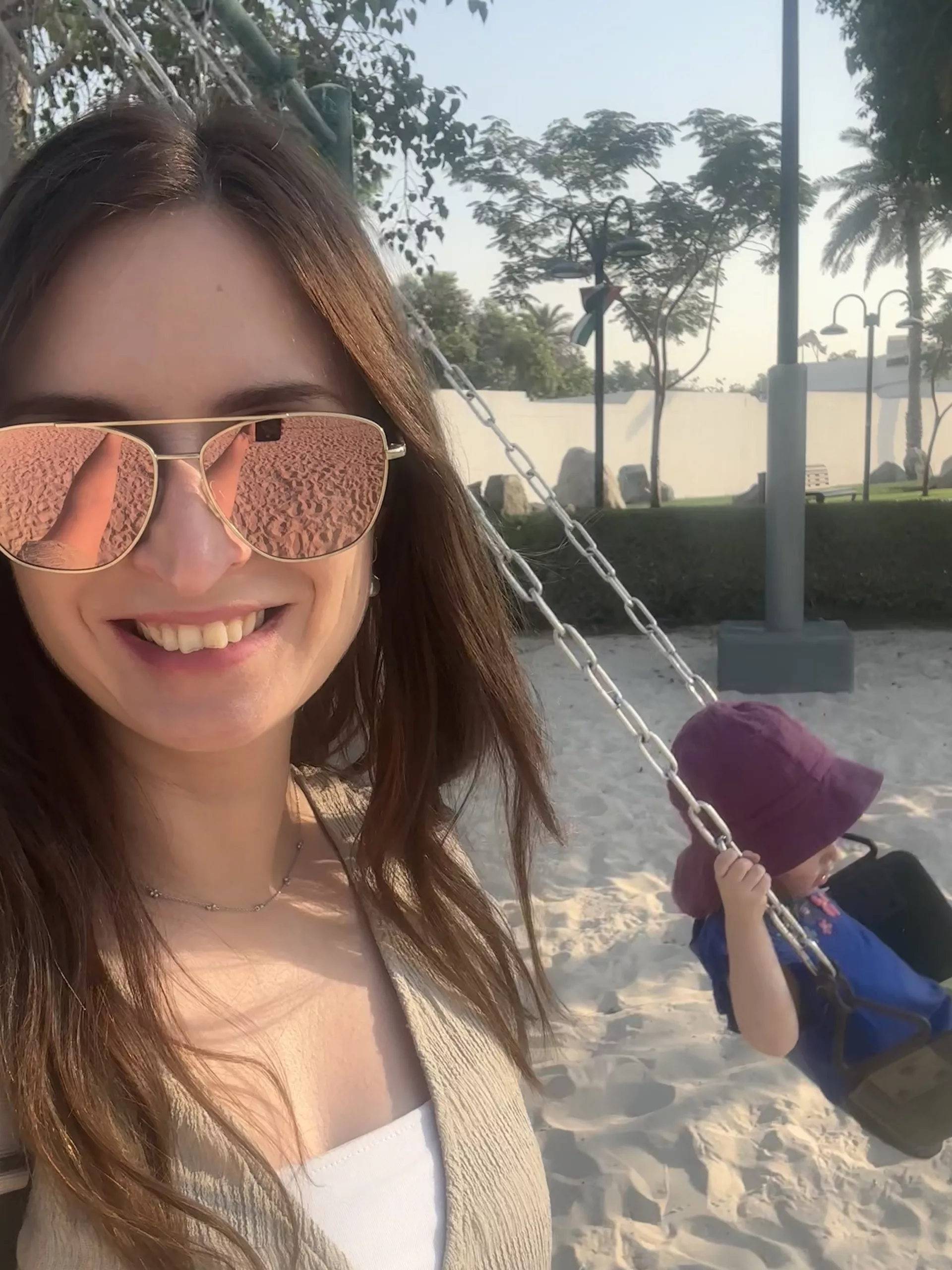 Schaukeln auf einem der vielen Spielplätze in Dubai