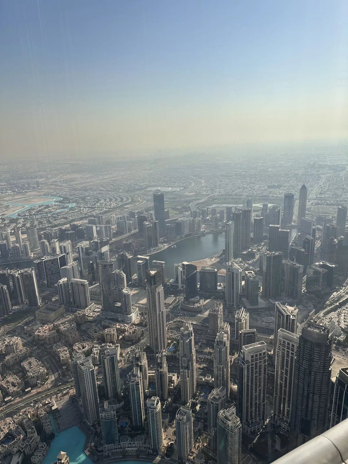 Blick vom Burj Khalifa auf die Business Bay in Dubai von oben