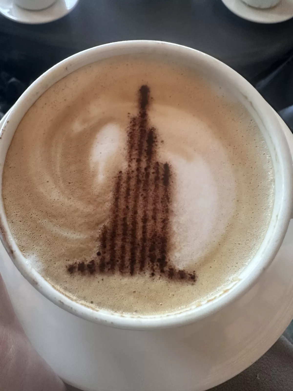 Cappuccino mit Mini Burj Khalifa auf der 148. Etage des Burj Khalifa