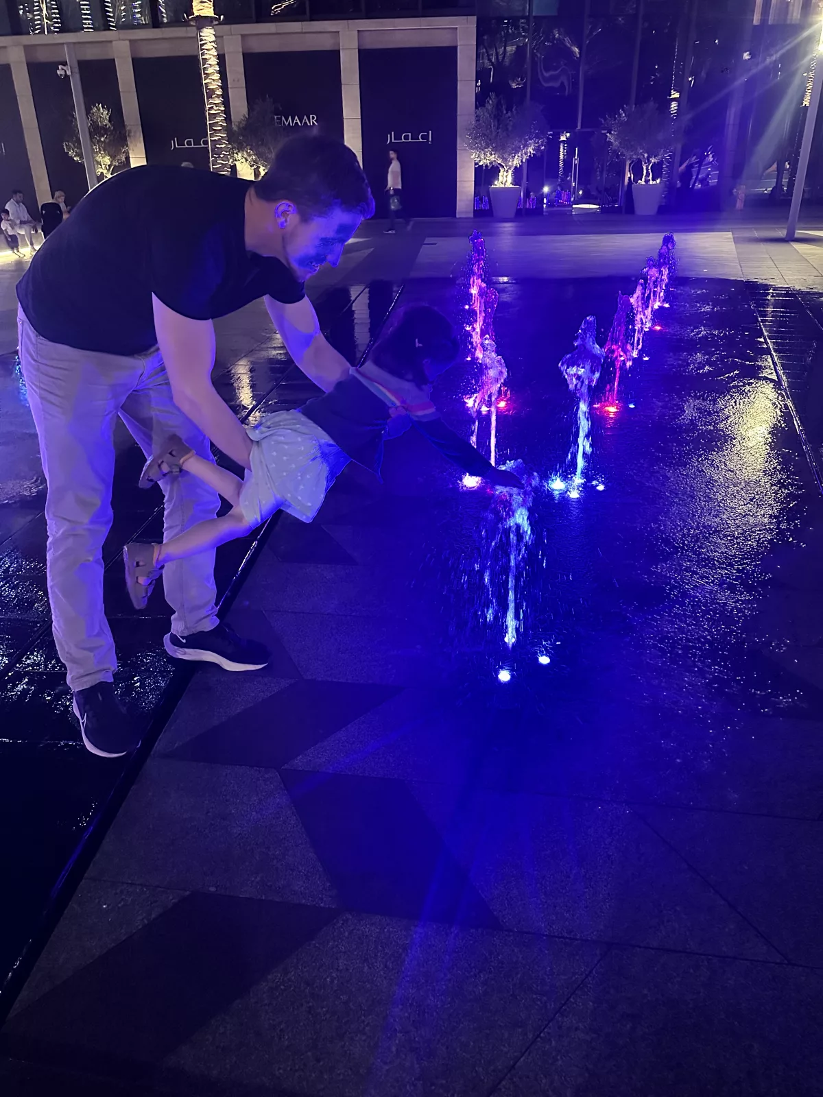Bunte Mini-Springbrunnen am Spielplatz vor der Dubai Mall