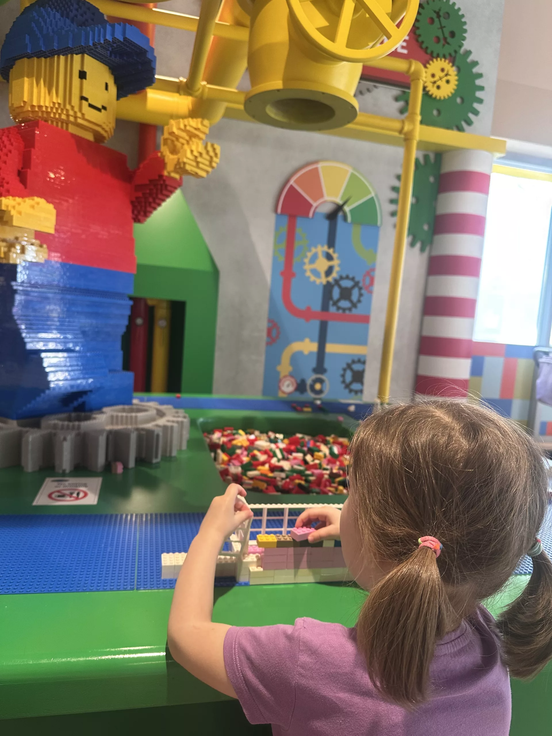 Im Café gibt es natürlich auch eine Lego-Spielecke für Kinder