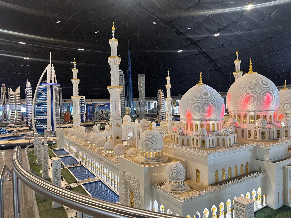 Auch die Sheikh Zayed Moschee aus Abu Dhabi findet man im Legoland Dubai