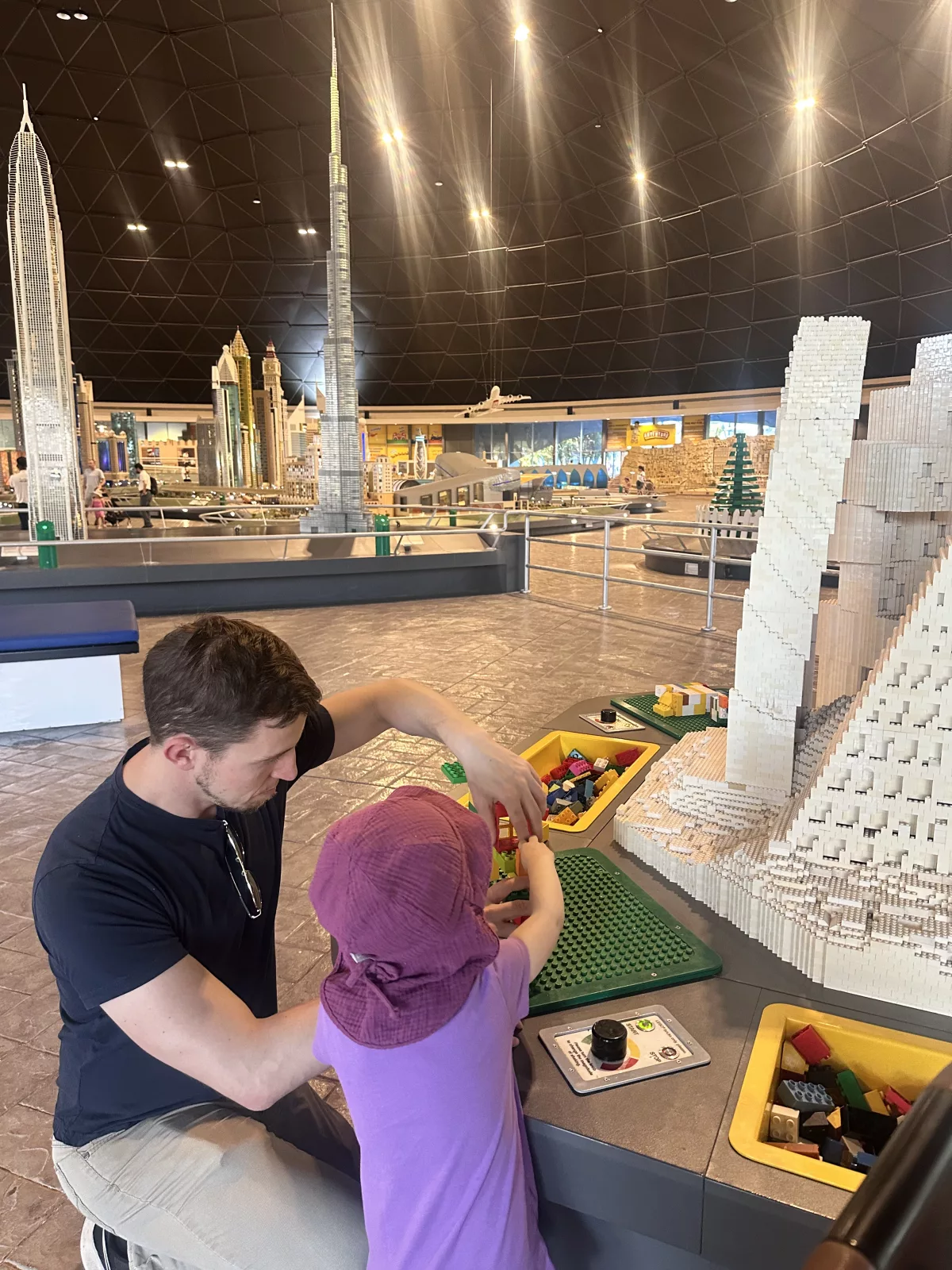 Weiter mit Lego gebaut wird im Miniland des Legoland Dubai