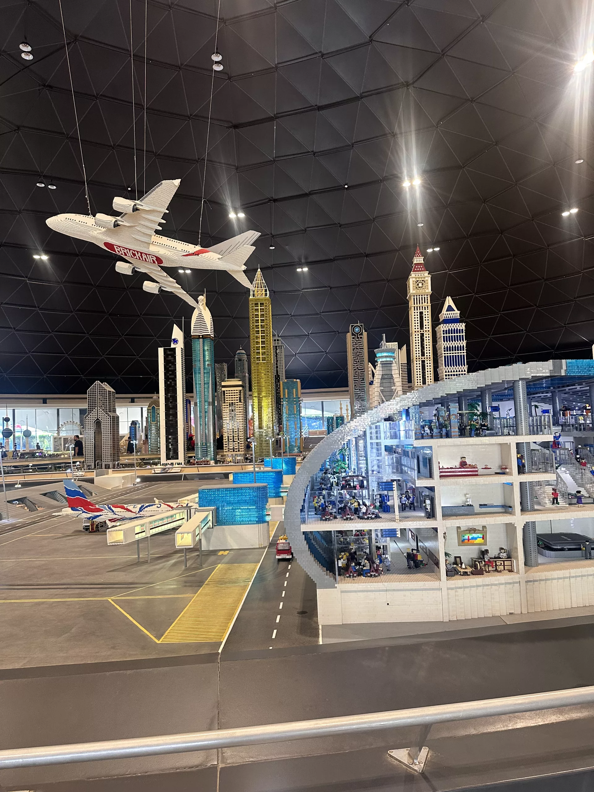 Flughafen Dubai im Miniformat im Legoland