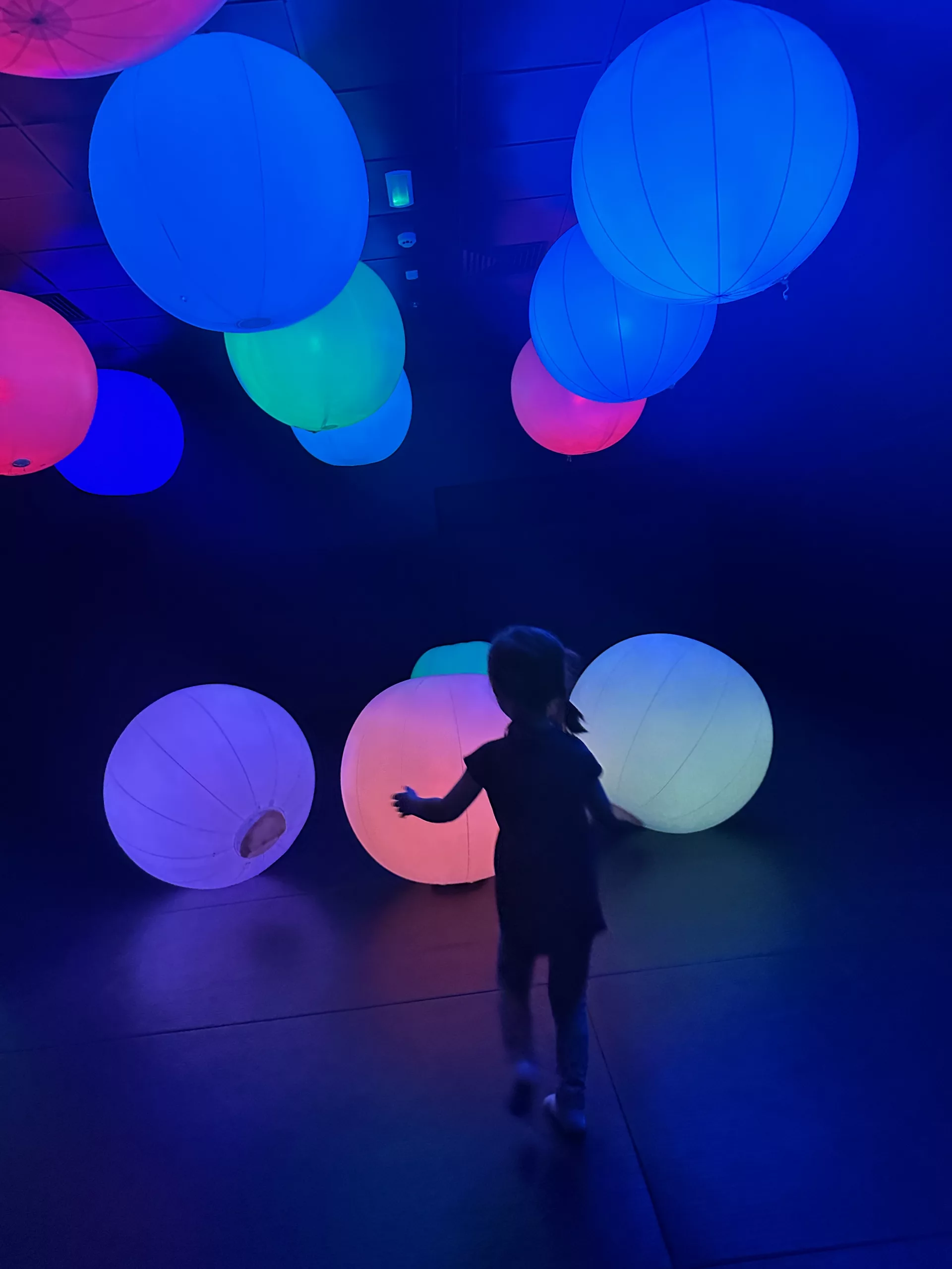Leuchtende KLang-Bälle im future park des olioli kindermuseums