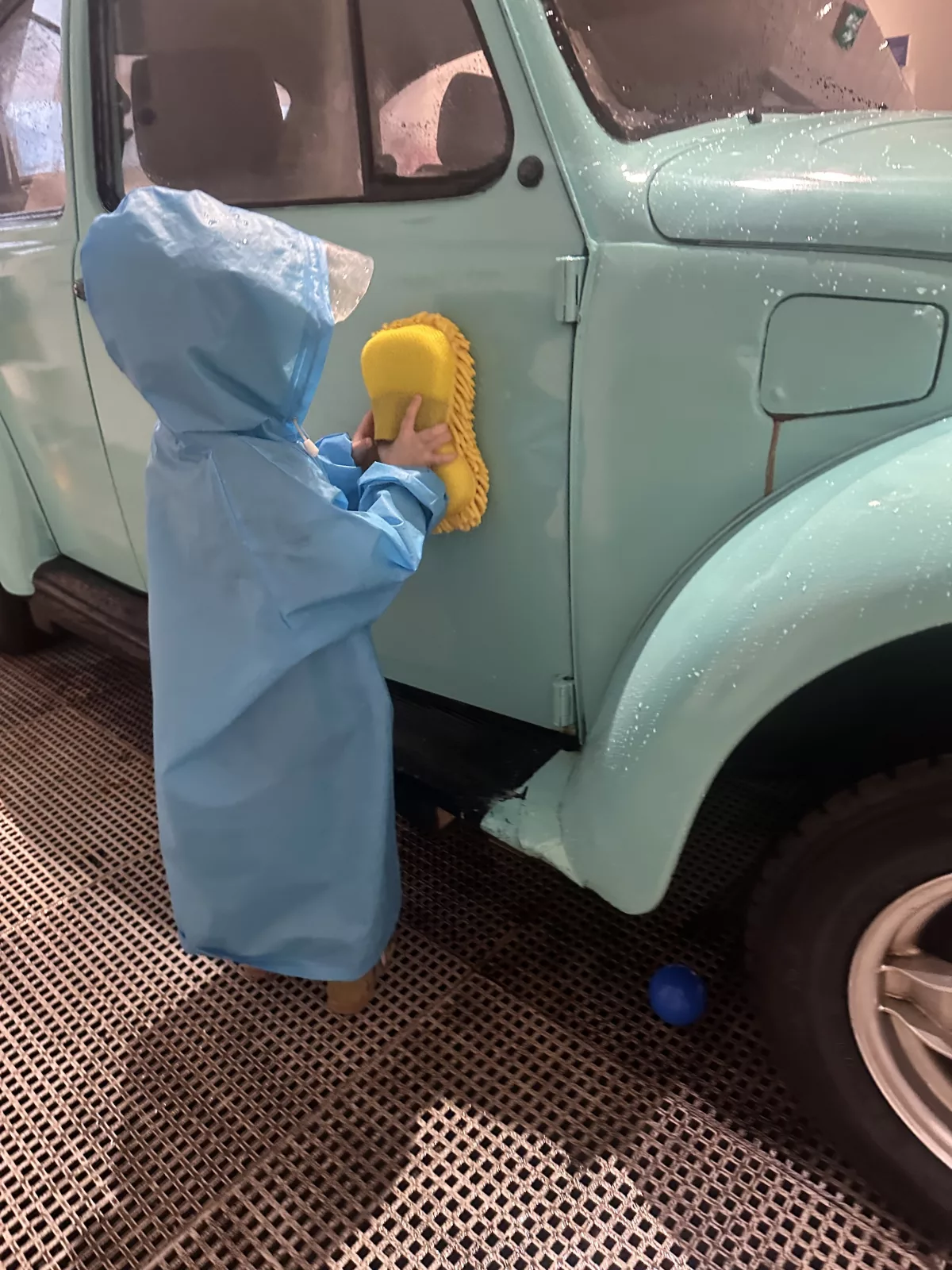 auto putzen in der water gallery des olioli kindermuseums