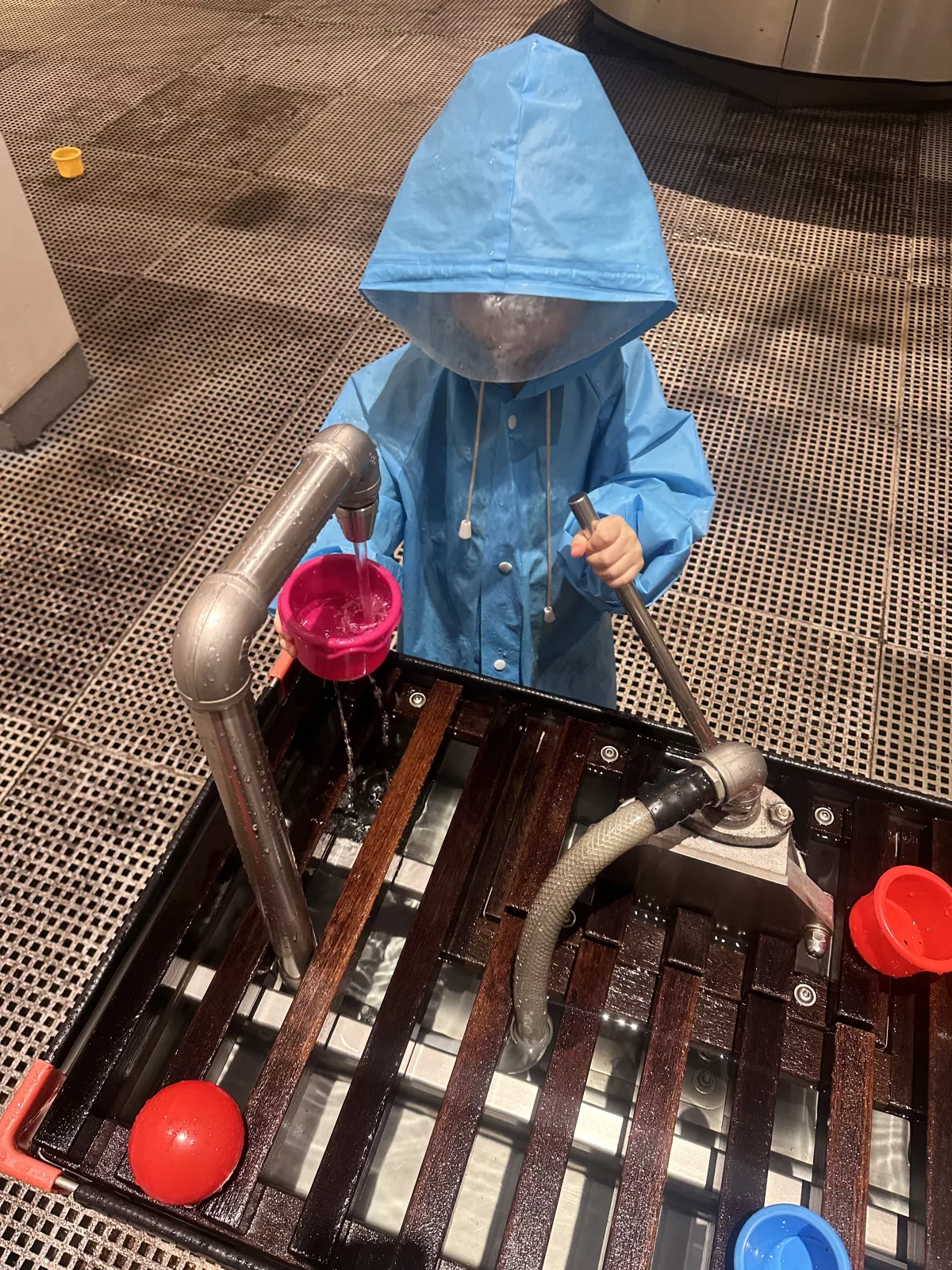 In der water gallery darf so richtig mit Wasser gespielt und gematscht werden